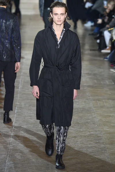 Look 18